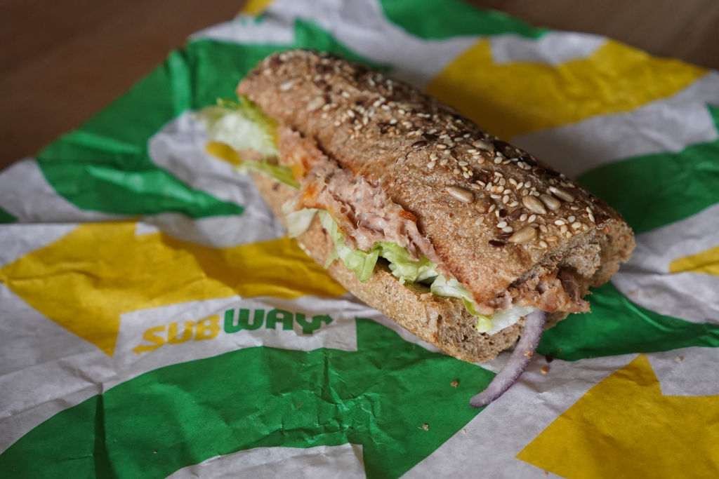 Sandviciurile cu ton de la Subway nu conţin ton. Ce au descoperit analizele de laborator