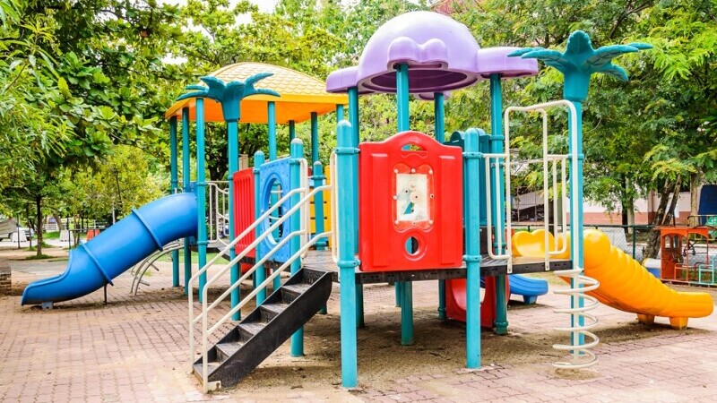 Temperaturi de aproape 60 de grade măsurate la nivelul instalaţiilor de joacă din parcuri, în Arad