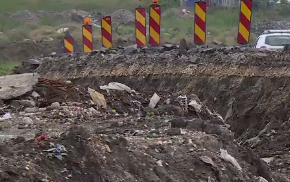 O groapă de gunoi ilegală astupată cu pământ, descoperită în Giurgiu de austriecii care fac drumul spre Bulgaria