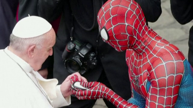 Un bărbat îmbrăcat în Spiderman, invitat surpriză al Papei Francisc la Vatican