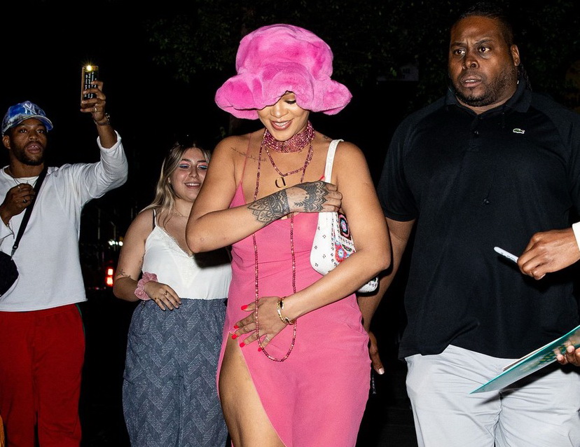 Rihanna a purtat o rochie roz transparentă la o ieșire cu iubitul. Fotografii le-au urmărit fiecare pas