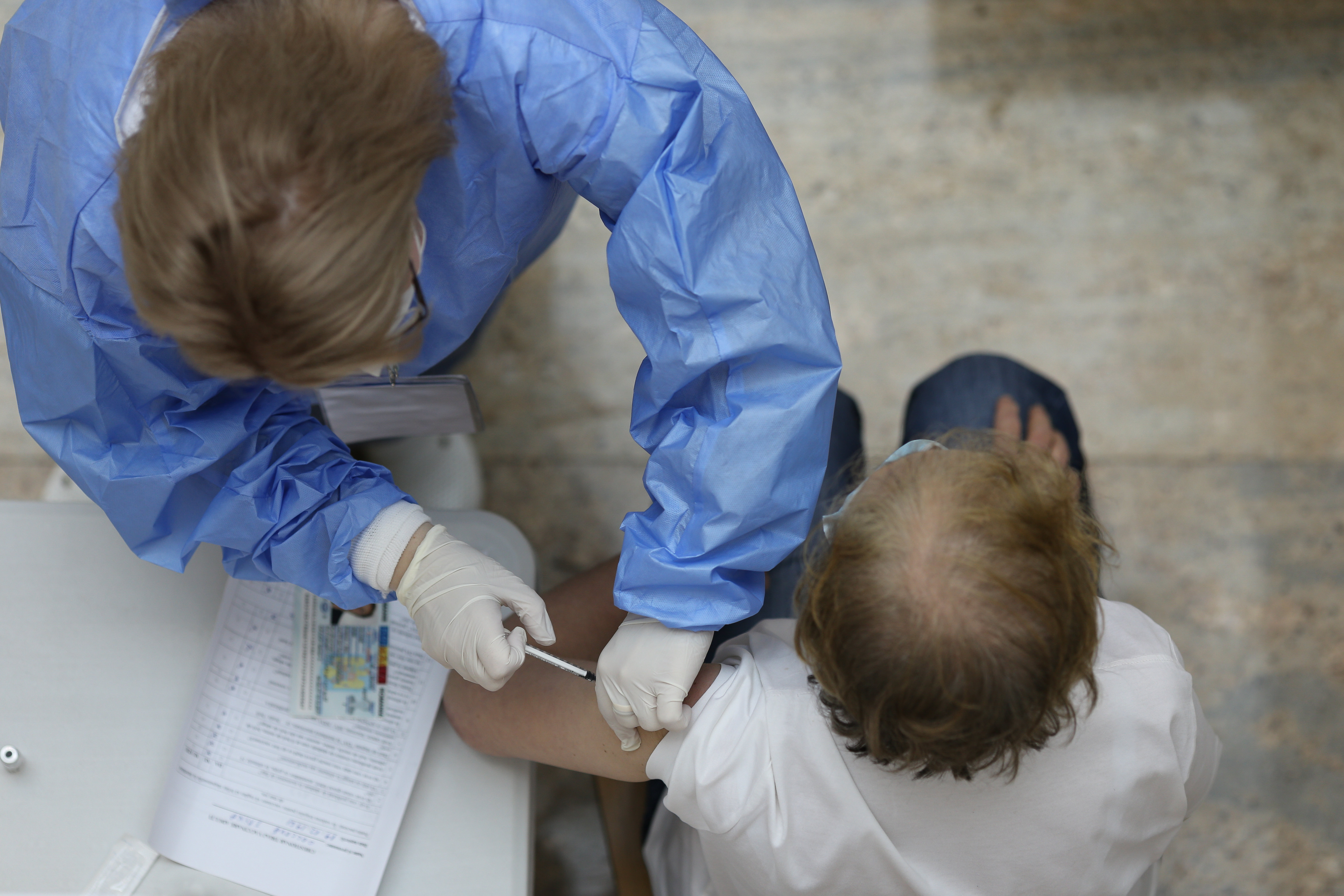 În timp ce numărul cazurilor de COVID crește, autoritățile caută noi metode să îi convingă pe români să se vaccineze