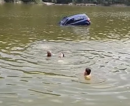 O tânără a băut, s-a urcat la volan și s-a aruncat cu mașina în lac, la Iași. Ce i-a spus salvatorului ei