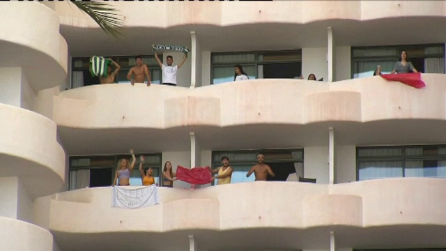 Sute de tineri spanioli, ţinuţi de câteva zile sub pază la Mallorca, din cauza unui focar de Covid-19