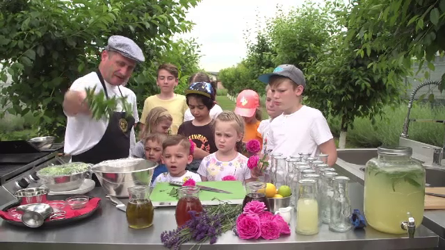 Copiii din Ploiești au sărbătorit în avans Ziua Copilului. Li s-au alăturat trei micuți din Odessa