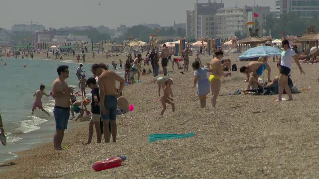 Mii de români au petrecut Ziua Copilului pe litoral. Care sunt cele mai murdare plaje