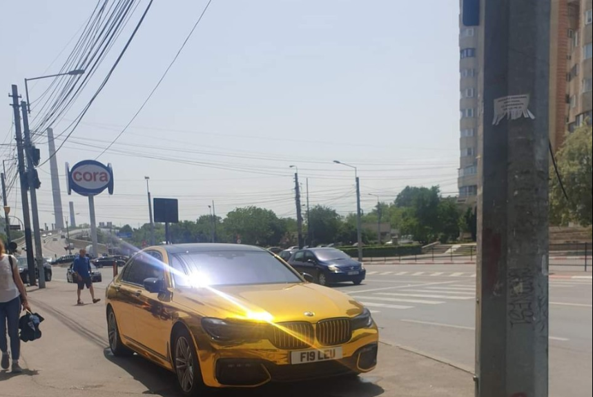 BMW-ul ”de aur” din Constanța ridicat pentru parcări neregulamentare s-a întors și a parcat pe același loc