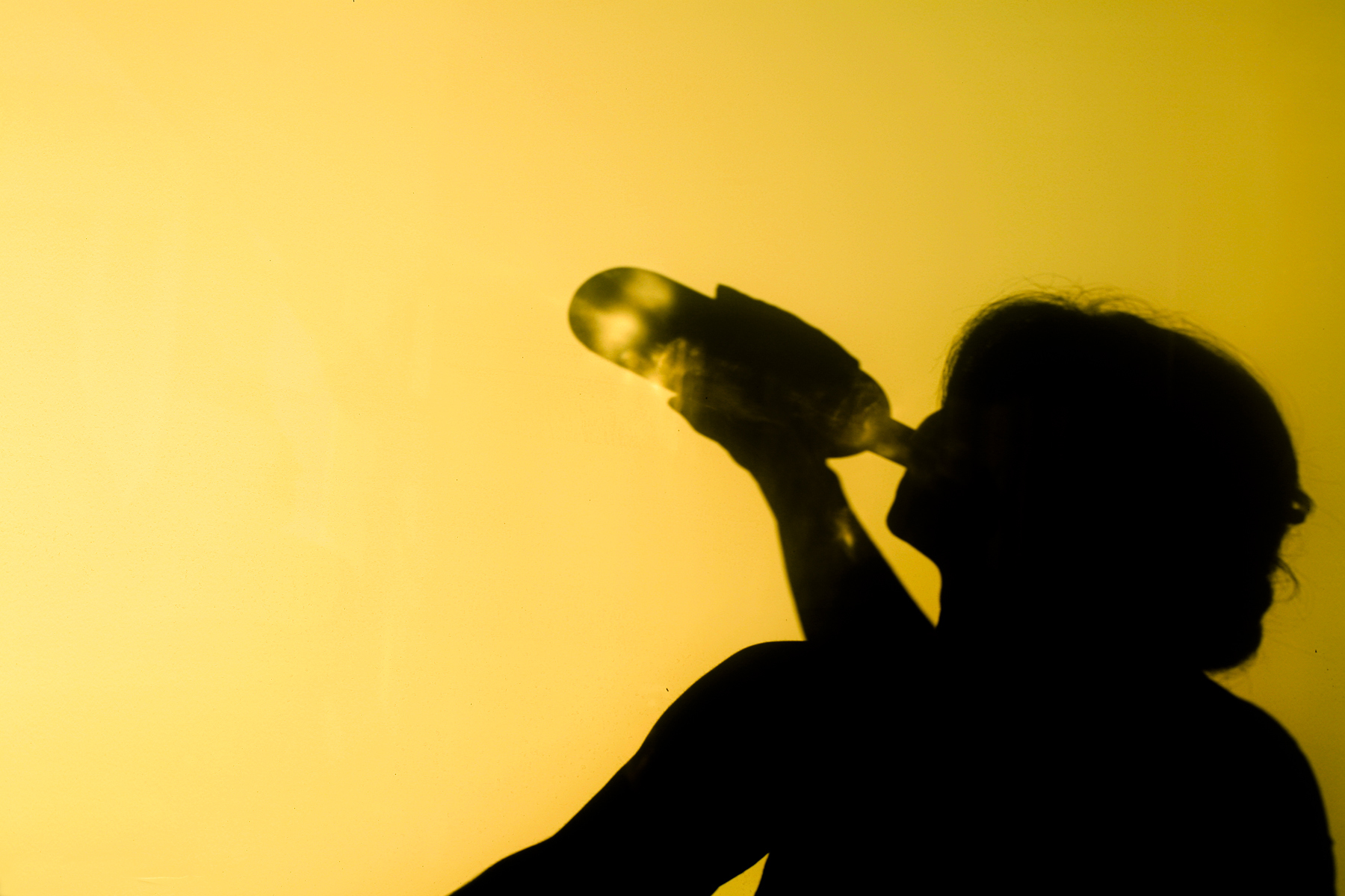 Femeie din Vaslui, în stare gravă după ce a băut alcool de 96%, dezinfectant pentru suprafețe și ulei de masaj. Îi era sete