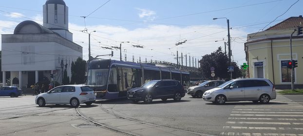 Cel mai modern tramvai din lume, de 2 milioane de euro, a rămas blocat într-o intersecție, în prima sa cursă în Timișoara