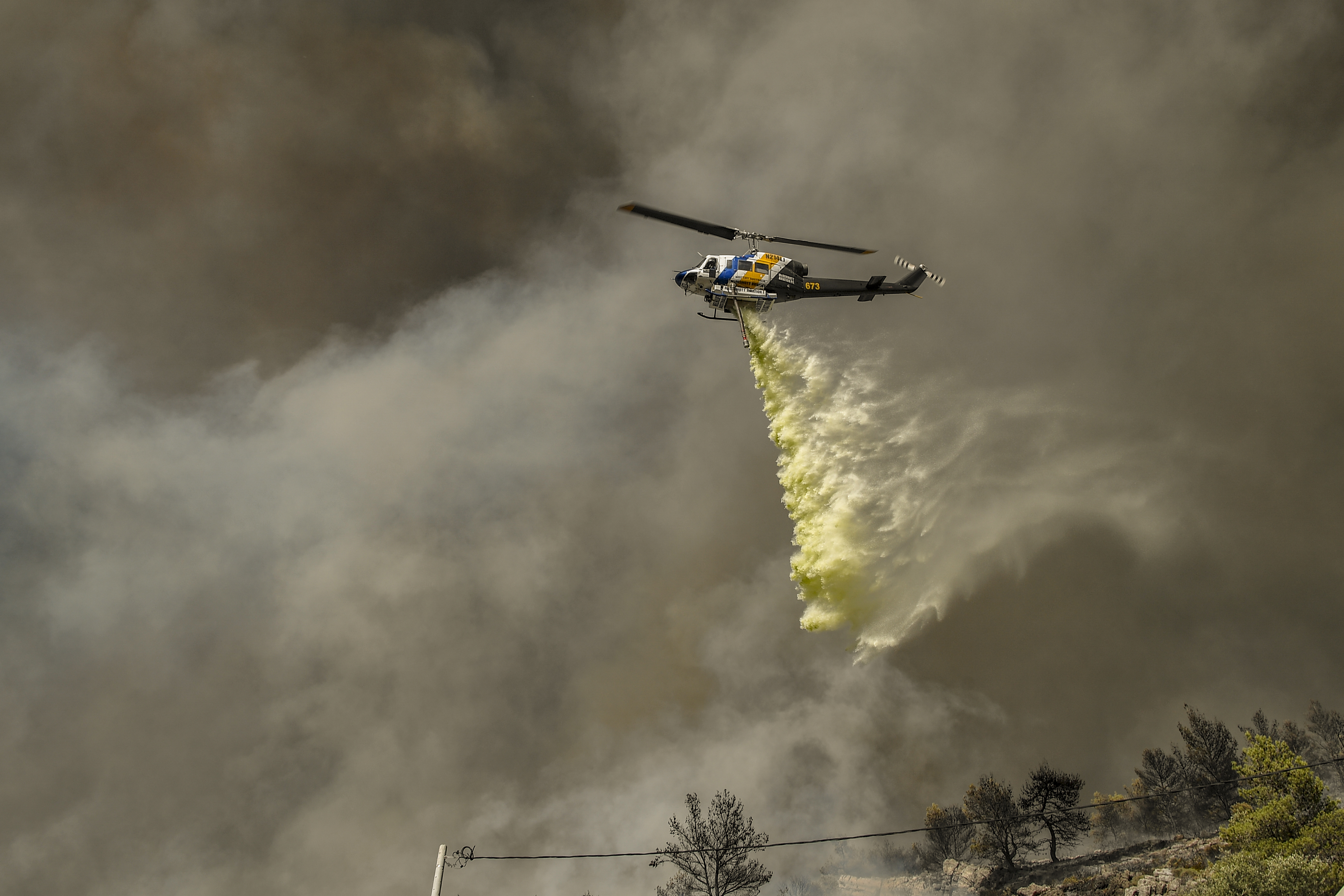 Incendiul care a devastat periferia sudică a Atenei, controlat de pompierii din Grecia