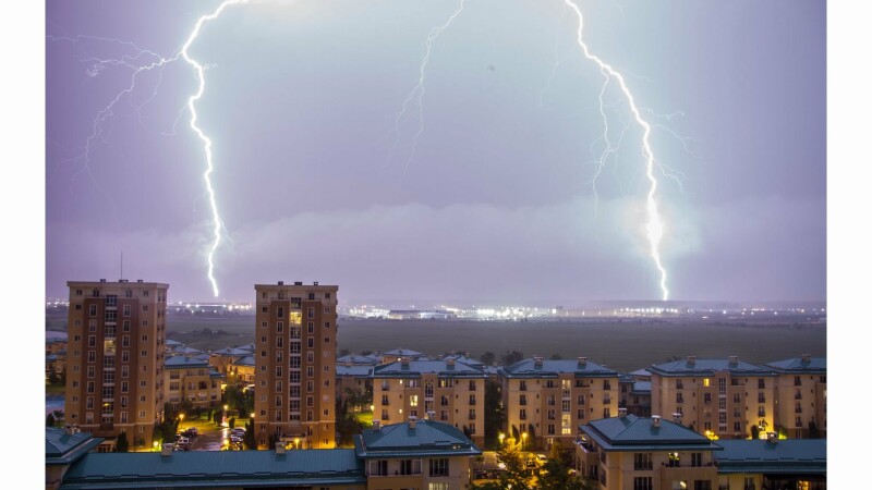 Cod portocaliu de furtună în București și în Ilfov. Autoritățile au emis mesaj RO-Alert