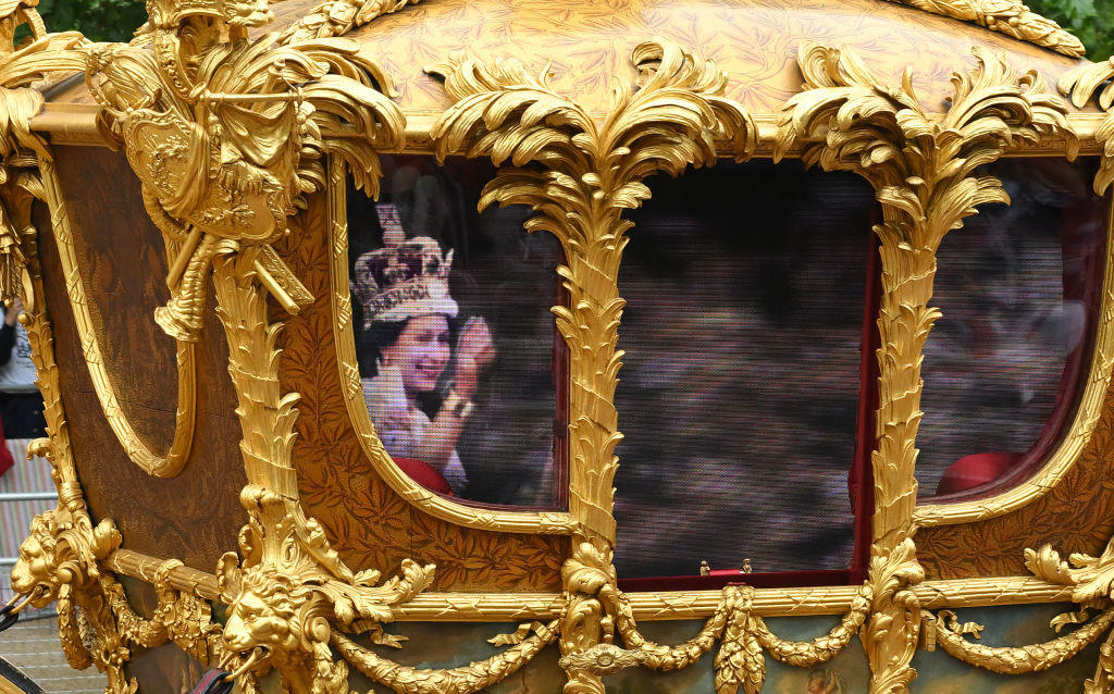 Holograma Reginei Elisabeta a II-a a salutat publicul din trăsura de aur, la spectacolul Jubileului de Platină