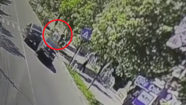 Un biciclist a fost aproape să fie spulberat pe trecerea de pietoni. Momentul a fost filmat. VIDEO