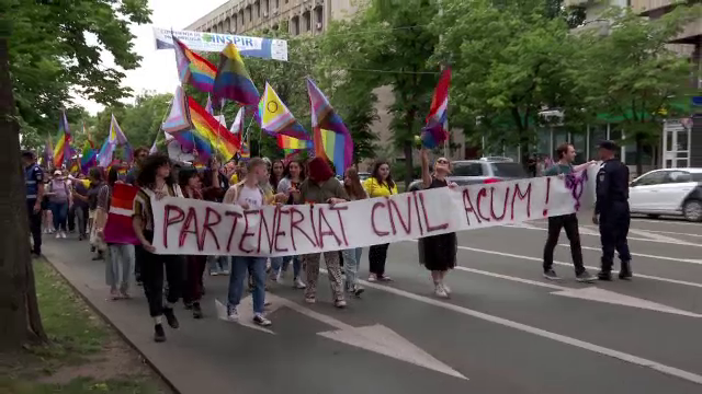 Membrii și susținătorii LGBT, huiduiți la un marș în Iași. Trei persoane au fost amendate