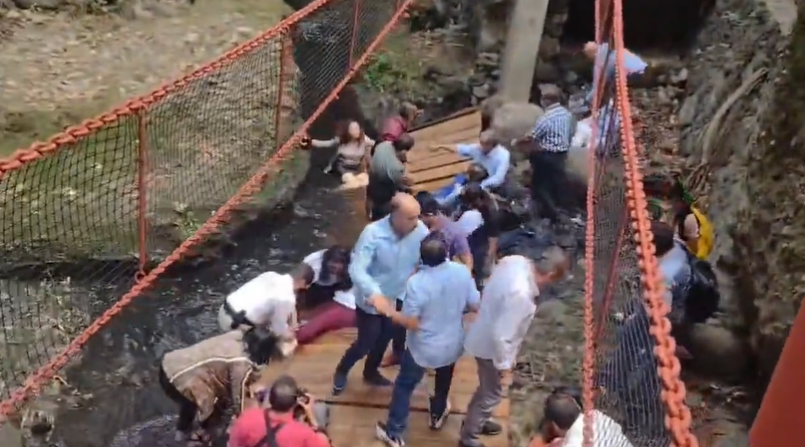 VIDEO Un pod suspendat s-a prăbușit chiar la inaugurare. 25 de persoane, inclusiv un primar, au fost rănite