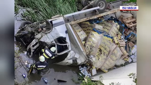 Un camion plin cu dulciuri s-a răsturnat în albia unui râu din Vaslui. Un pasager a fost rănit grav