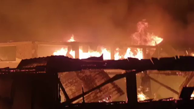 Incendiu de proporții la Măneciu. O hală de producție a mobilei și o clădire de birouri, cuprinse de flăcări