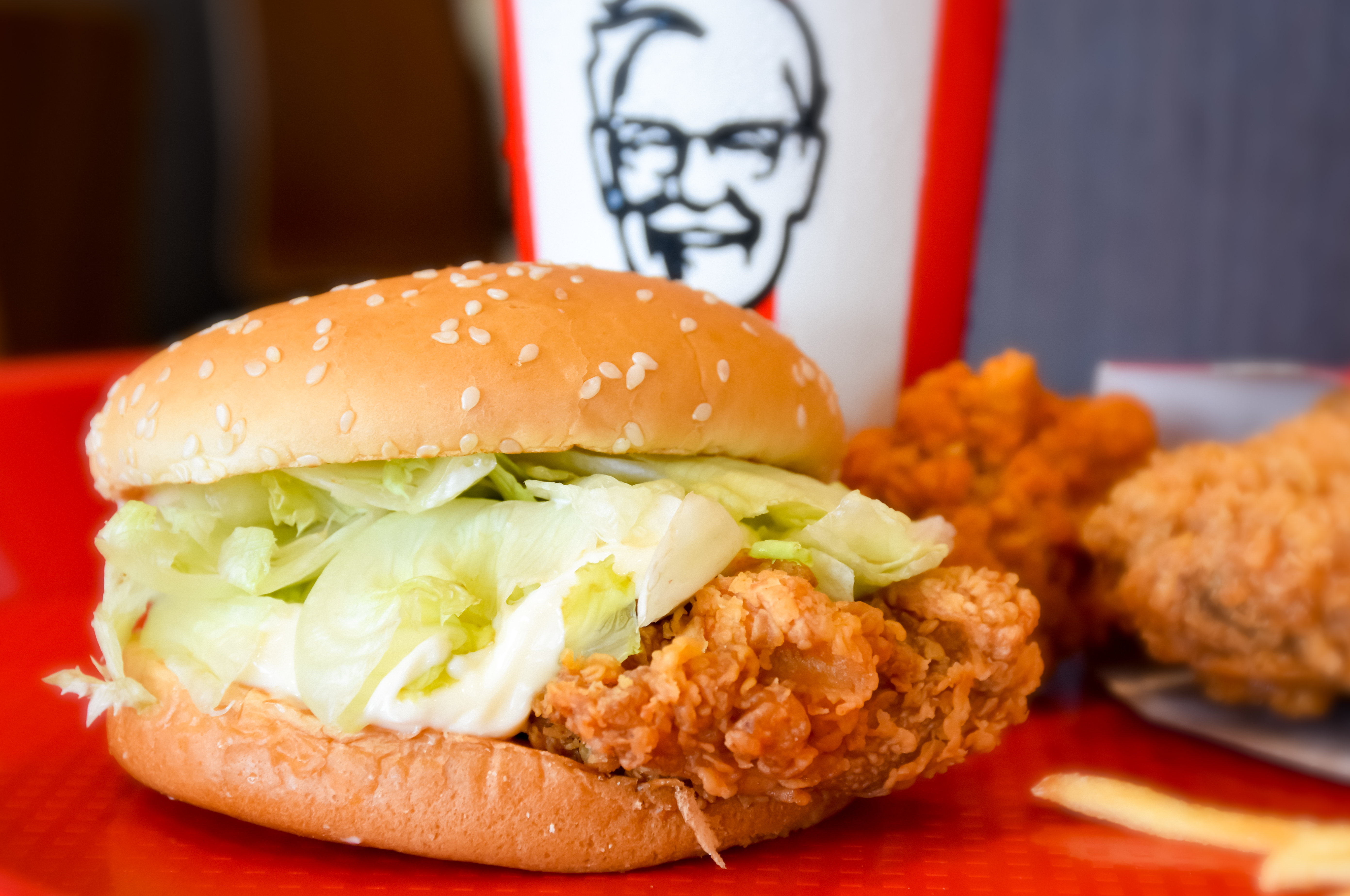 Scandal național în Australia, după ce KFC a decis să pună varză în hamburgeri. O salată a ajuns să coste 8 dolari