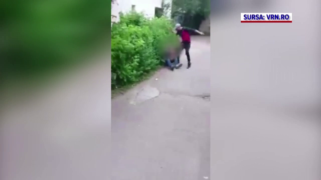 Un bărbat din Bârlad a fost bătut cu brutalitate de fostul partener al iubitei sale. Fiul său a filmat scena