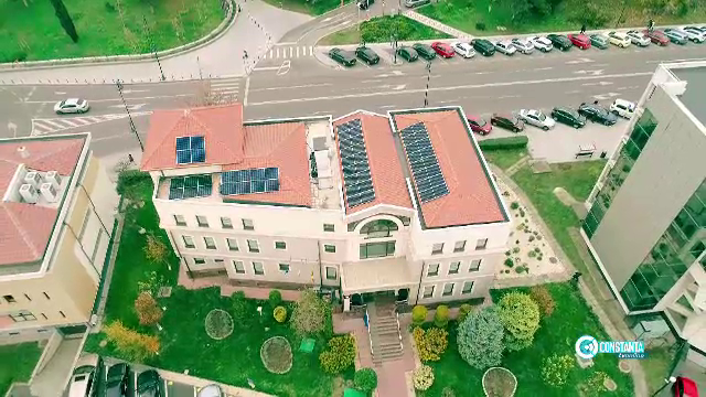 Câți bani s-ar economisi dacă s-ar instala panouri fotovoltaice pe acoperișurile publice din România