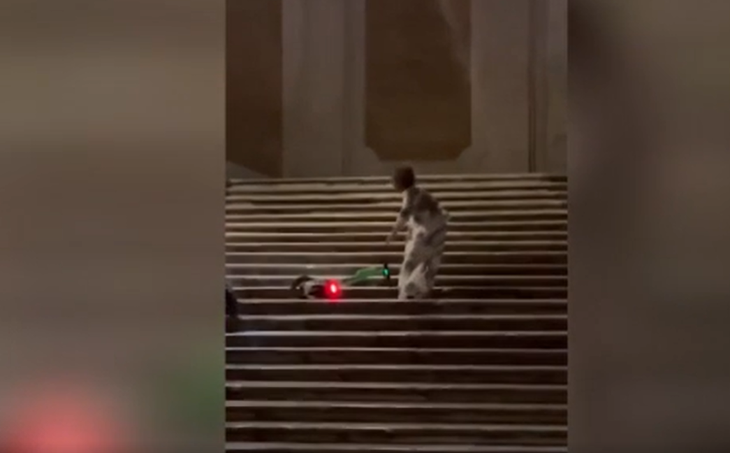 Doi turiști, amendați după ce au aruncat o trotinetă pe Treptele Spaniole din Roma. Pagubele se ridică la 25.000 de euro