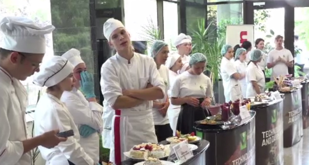 Concurs de gastronomie între liceeni, în Iași. Ce preparate au pregătit tinerii care vor să ajungă chefi