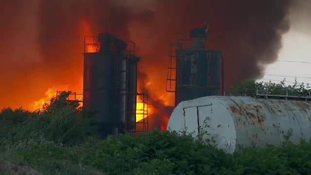 Incendiul uriaș care a distrus un depozit din Pitești a fost stins. În hală erau peste 500 de tone de substanțe periculoase