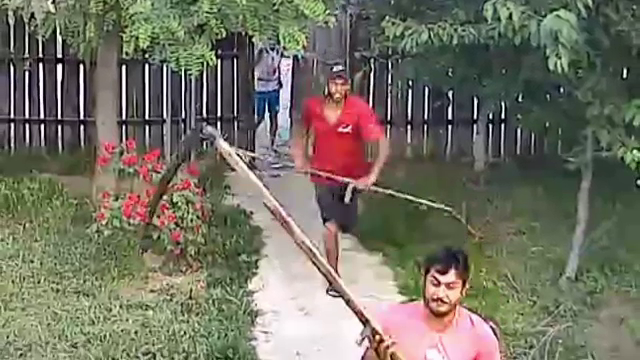 Scandal violent în județul Suceava. Indivizi cu bâte și coase au intrat în casa unei familii