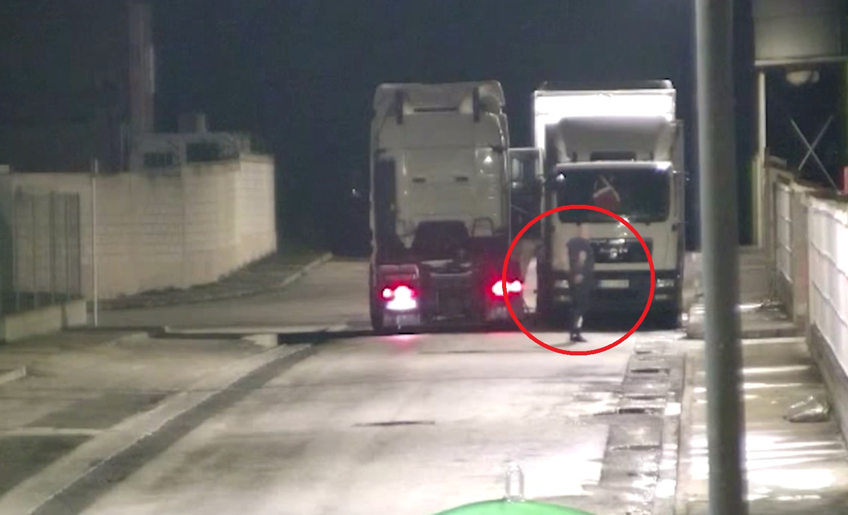 Cum a furat un șofer român de TIR 2.200 de litri de motorină din camioane, în Spania. A fost surprins de camere. VIDEO