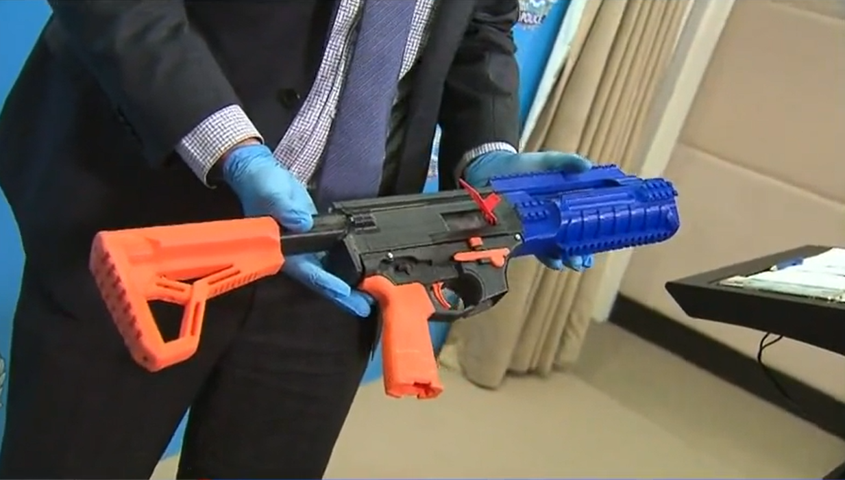 Un adolescent și-a făcut singur o pușcă folosind o imprimantă 3D. Arma poate trage 15 gloanțe dintr-o apăsare pe trăgaci