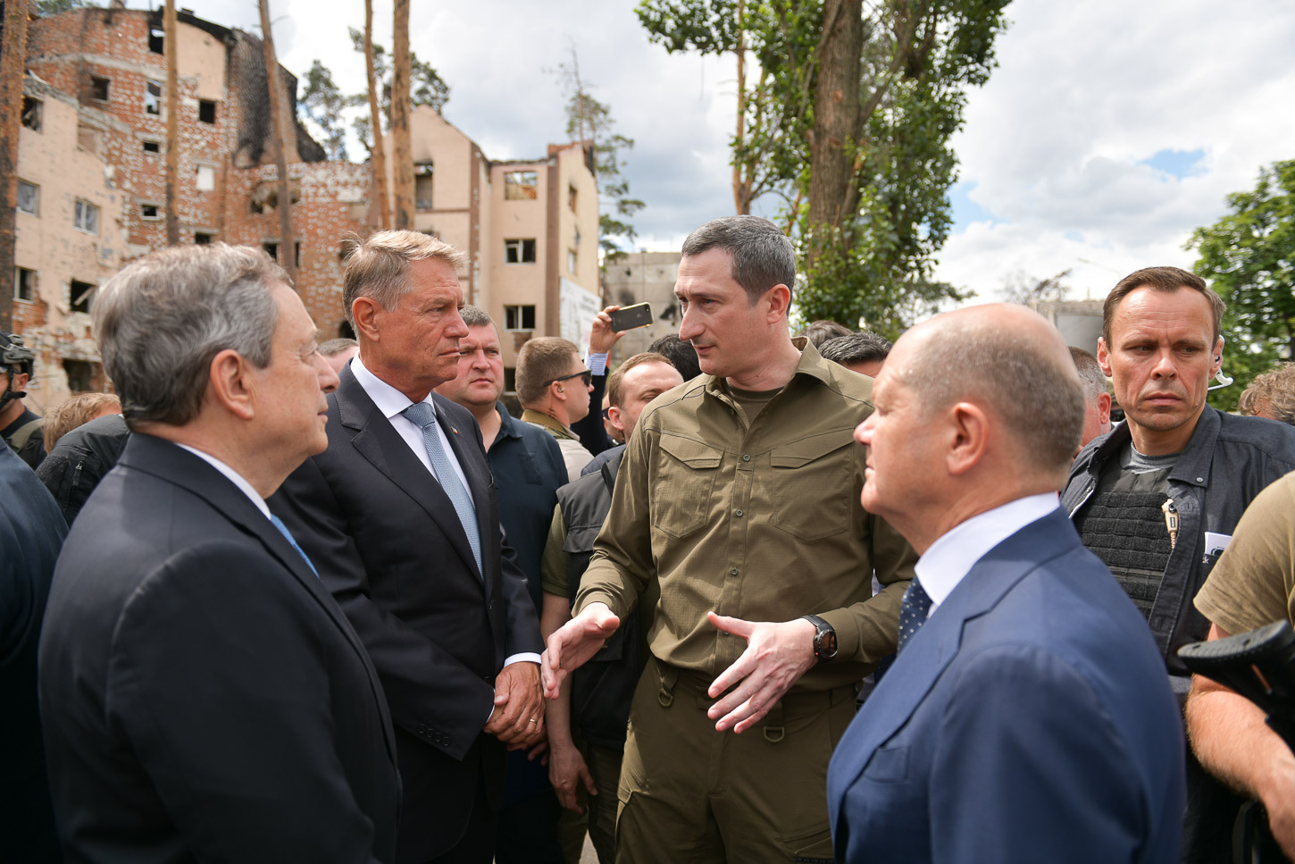 VIDEO. Preşedintele Klaus Iohannis a vizitat Irpin: Nu există cuvinte pentru a descrie distrugerile cumplite văzute astăzi