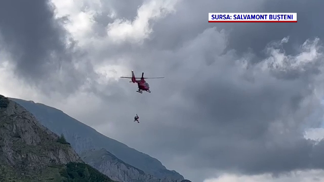 O femeie a fost coborâtă cu elicopterul de pe munte, după ce s-a accidentat pe un traseu destinat celor experimentați