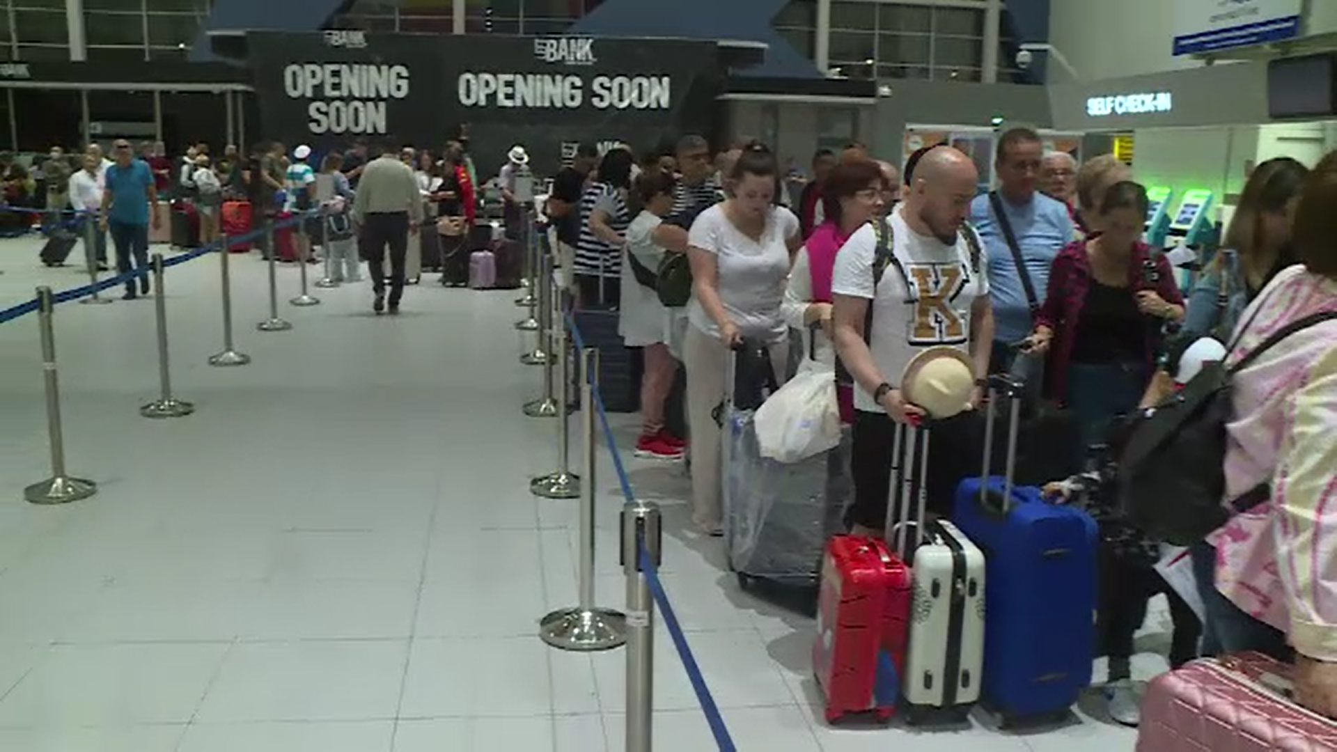 Pasagerii unui zbor București - Tunisia au așteptat mai bine de 14 ore ca avionul să decoleze