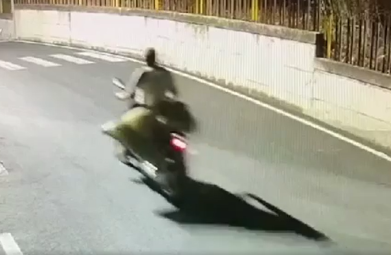 VIDEO Român din Napoli filmat în timp ce căra pe scuter cadavrul prietenului pe care l-a omorât