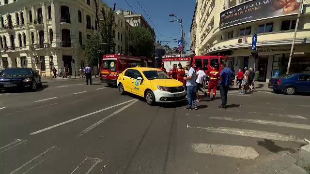 Accident incredibil în Capitală. O motocicletă SMURD aflată în misiune, implicată într-un accident provocat de un taximetrist