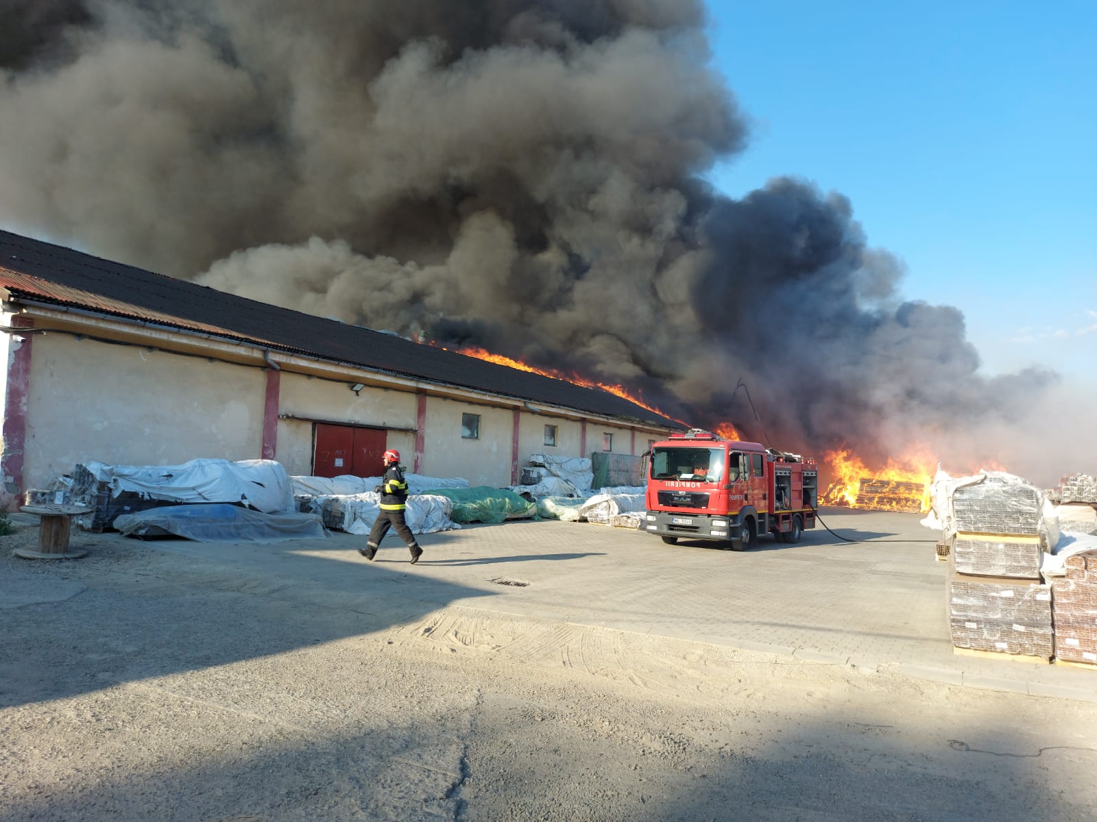 Incendiul din zona industrială din Buzău, extins la alte două hale. A fost emis mesaj RO-Alert
