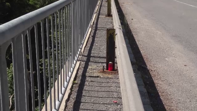 O tânără din Sinaia s-ar fi aruncat de pe un pod după o ceartă cu iubitul. Chiar el a găsit-o moartă