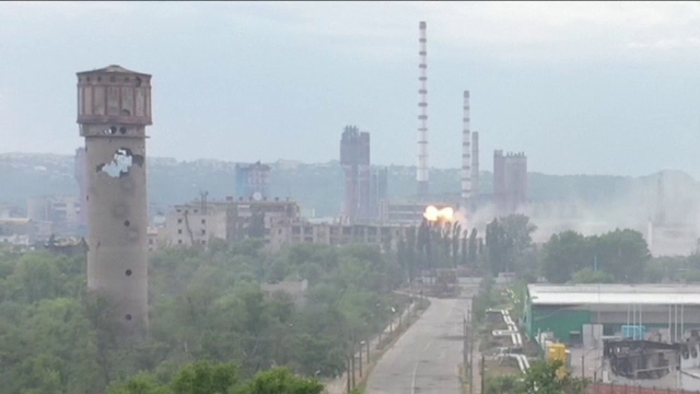 Rușii încearcă să cucerească orașul Severodonețk și presează apărarea pe mai multe direcții de atac. Ucraina rezistă eroic