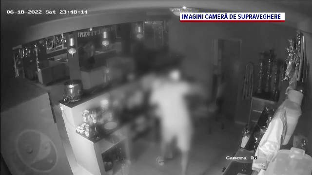Patronul unui bar din Dâmbovița a fost snopit în bătaie de doi clienți. Camerele de supraveghere au surprins răfuiala