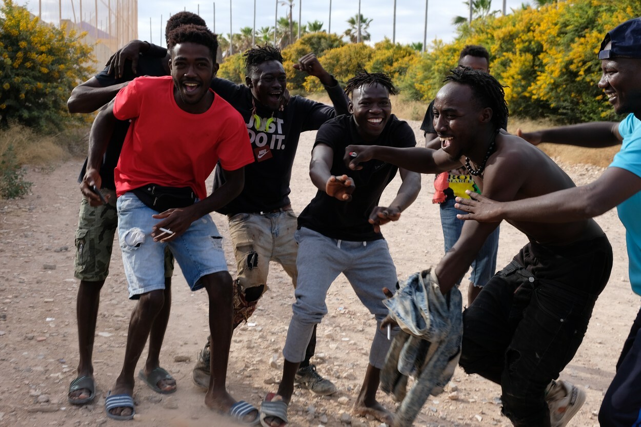 Scene haotice. Mii de migranți au luat cu asalt un gard care separă Maroc de Spania. Peste 100 au reușit să intre în Europa
