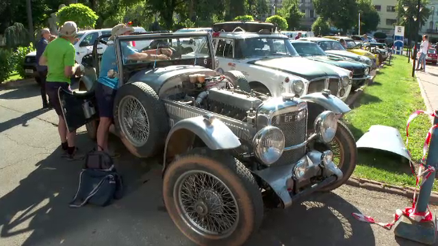 Mașini vechi de până la 100 de ani, la Arad. Bărbat: „Au fost făcute să dureze pentru totdeauna”