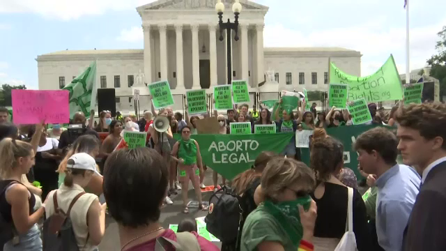 Proteste în SUA după ce Curtea Supremă a abrogat avortul. „Au demonstrat astfel că sunt niște fasciști”