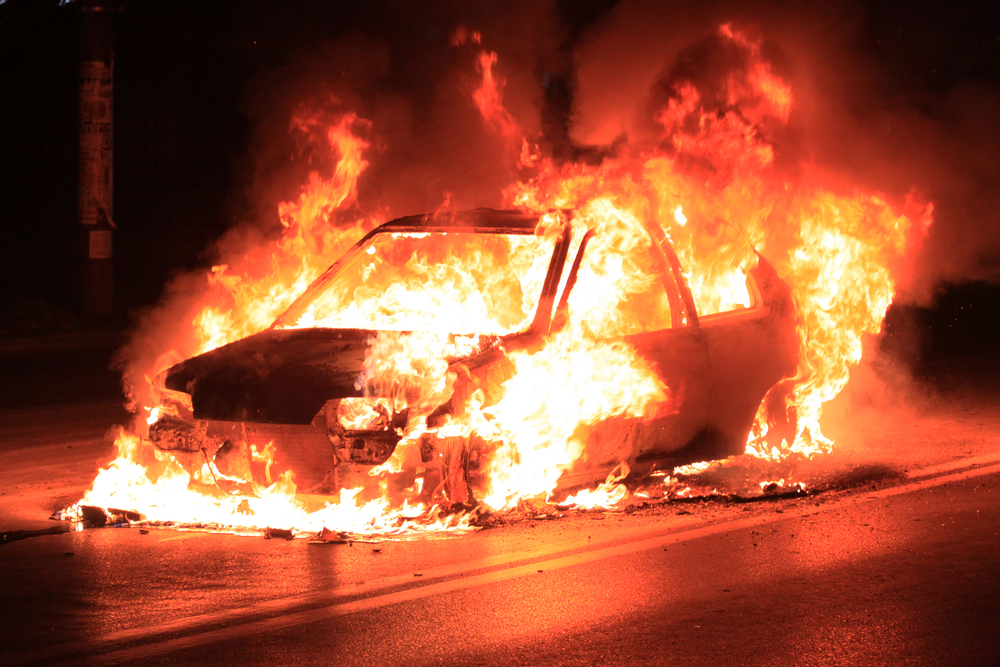 Un bărbat din Botoșani și-a lăsat mașina să ardă în drum pentru că pierdea avionul