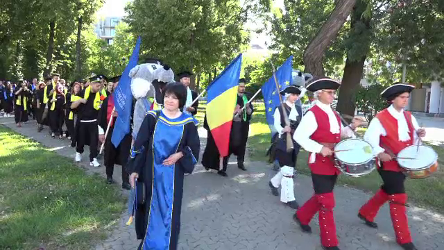 Parada absolvenților, tradiția de 12 ani a unei universități din Alba Iulia. „E o mândrie că am reușit să terminăm”