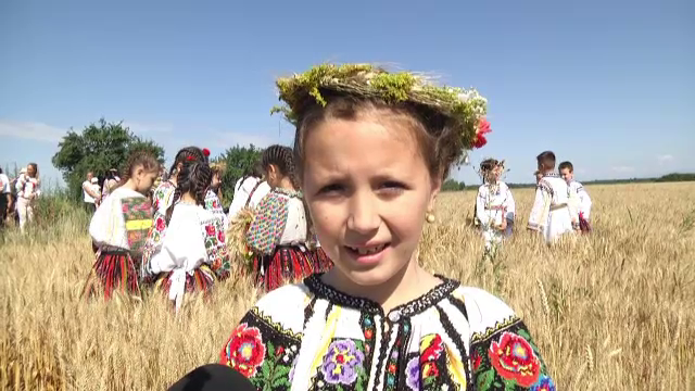 Petrecere câmpenească într-un sat din România. Fetele și bunicile au ales „Drăgaica”, cea mai frumoasă fată din comunitate