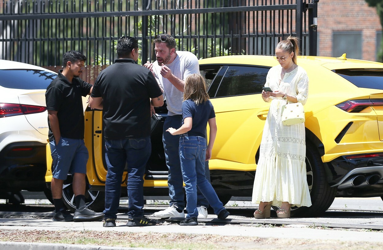 VIDEO Fiul lui Ben Affleck, în vârstă de 10 ani, a intrat cu un Lamborghini într-un BMW. Jennifer Lopez era în mașină - Imaginea 6