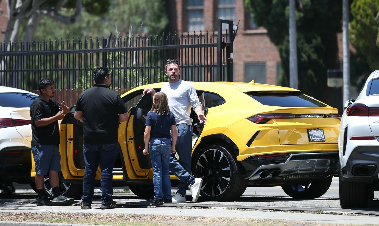 VIDEO Fiul lui Ben Affleck, în vârstă de 10 ani, a intrat cu un Lamborghini într-un BMW. Jennifer Lopez era în mașină - Imaginea 2