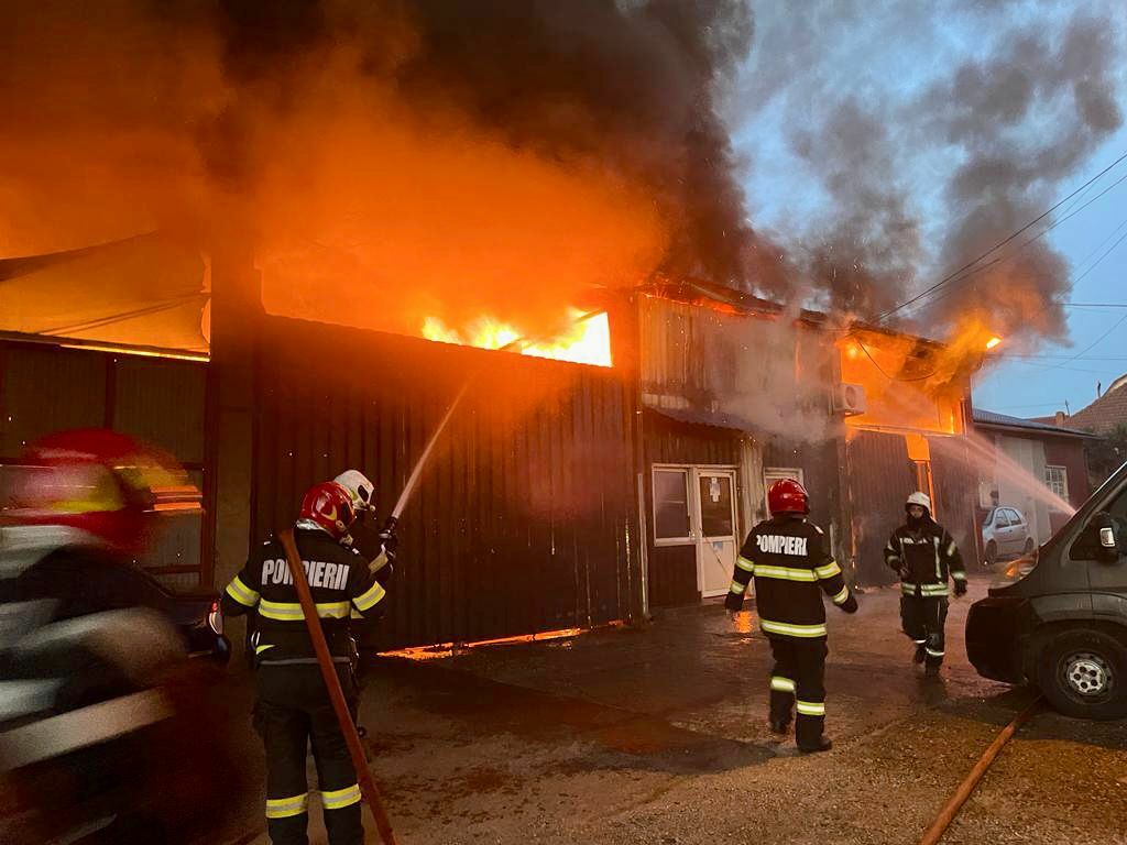 VIDEO Incendiu la un atelier de reparații de electrocasnice din Sibiu. 300 de metri pătrați au fost afectați