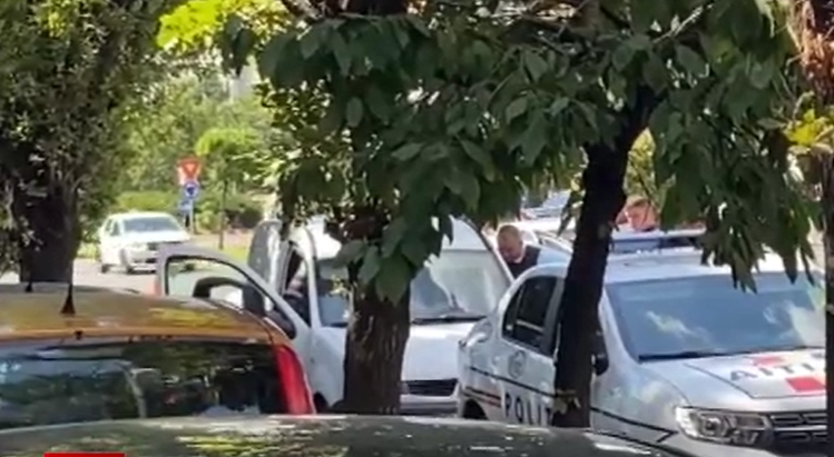 Incident neobișnuit în Oradea. O șoferiță parcată neregulamentar s-a baricadat în mașină, timp de patru ore