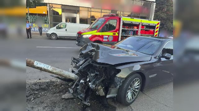 Un șofer beat din Suceava a intrat într-un stâlp și a rămas captiv în caroserie